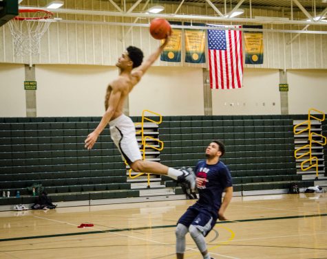 Taking It to the Hole : SCC Men's Basketball Comes Together to Secure First Place