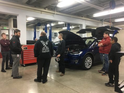 SCC Tesla Program Advisor Luke Thompson (second from left)
talks to prospective students. Photo: Forrest Baum
