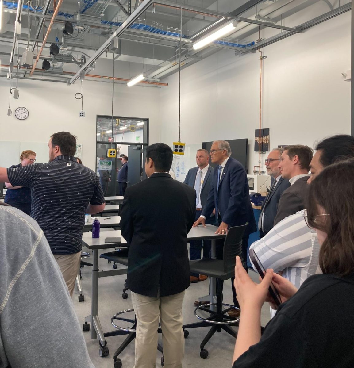 Jay Inslee, his and SCC staffs, visiting the Cedar Building.